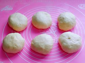 分割成6等份，盖上保鲜膜醒发10分钟。