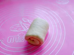 醒好的卷用擀面杖再次擀长舌状，卷起，收口朝下，依次做完。