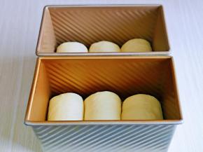 卷好的吐司胚放入吐司盒中，我这个是2个450g的吐司面包的量。