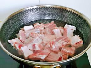 焯排骨，冷水入锅，烧开后大火煮2-3分钟，捞出用温水反复冲洗。