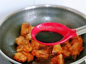 加入生抽，蚝油，翻炒均匀。