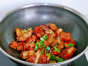 再加入香料，小火翻炒。