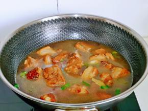 加入纯净水，没过排骨为佳，盖上盖子烧开，转小火慢炖30分钟，时间仅供参考，可以根据个人喜欢的口感另定时间。