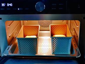 放入蒸烤箱进行二次发酵，35度40分钟。(室温发酵也可以，但是一定要保持吐司胚的湿度)