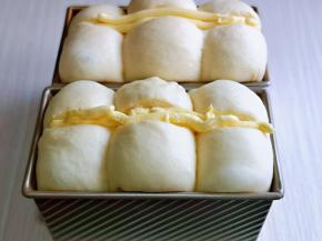 再将室温“软化”的黄油挤入割口处。