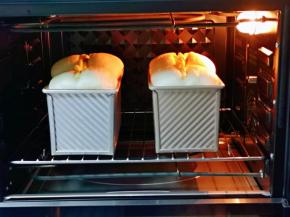 烤网入烤箱下层，上下管155度烤45分钟，注意观察上色情况，上色立即后立即盖一张锡纸，我大学烤了10分钟左右就加盖了锡纸。（具体温度及时间根据自家烤箱性能另定）