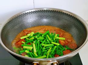 排骨炖烂后，加入焯水的蒜薹，直接大火收汤。