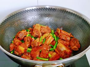 汤汁收至浓稠即可个关火。