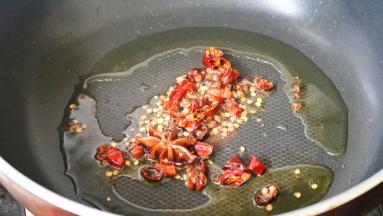 热锅凉油，先把干辣椒 花椒 八角煸香