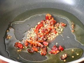 热锅凉油，先把干辣椒 花椒 八角煸香