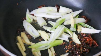 再放入葱姜炒出香味