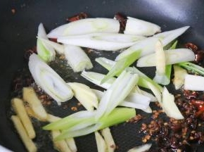 再放入葱姜炒出香味