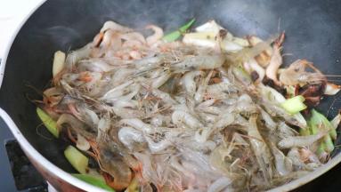 倒入河虾翻炒至变色