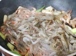 倒入河虾翻炒至变色