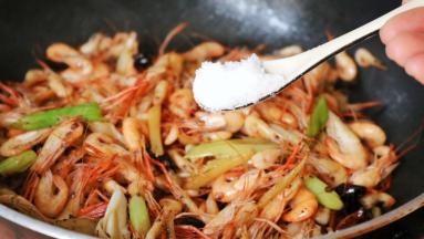 加盐后，再翻炒一会就可以了