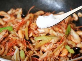 加盐后，再翻炒一会就可以了
