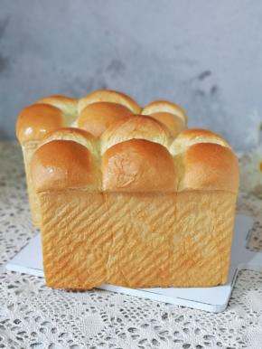 出炉后可以刷上一层玉米油，这样会更好的锁住面包的水分。