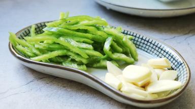 青椒洗净，切细条，大蒜切片