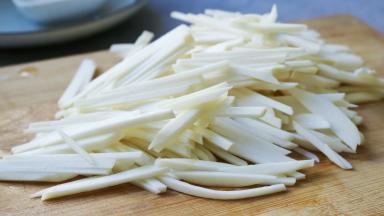 芋头去皮，切细条