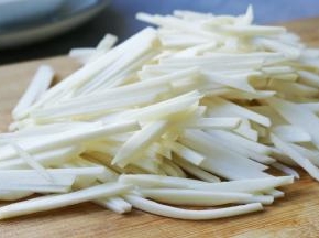 芋头去皮，切细条