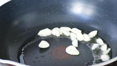 油烧热，大蒜煸香