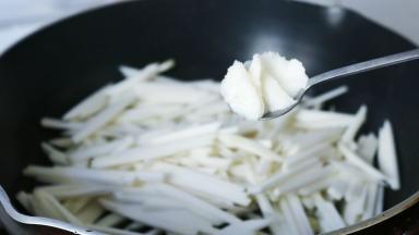 加一勺猪油翻炒