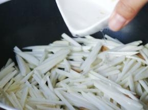 淋入少量清水，防止粘锅