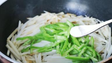 倒入青椒，加盐