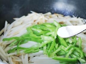 倒入青椒，加盐