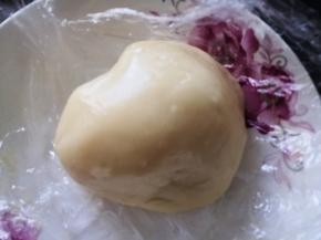 混合均匀，用保鲜膜裹着，防粘