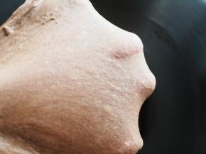 将面包原料全部混合，揉出薄膜