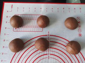 平均分成12份，滚圆