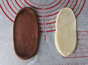 将面包面团和麻薯面团分别擀成椭圆形