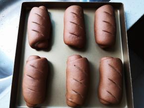 用锋利的刀在表面划几道