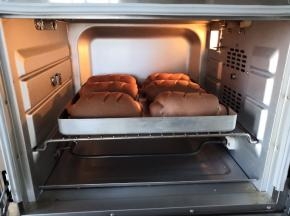 放入预热好的烤箱中层上下火160度20分钟