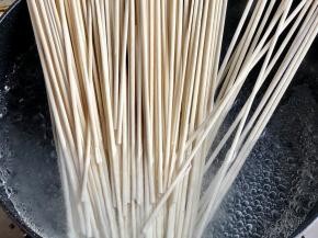 3.煮挂面至8分熟