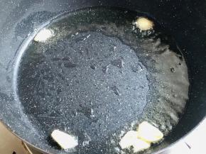 4.锅放油炒香蒜片