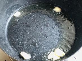 4.锅放油炒香蒜片