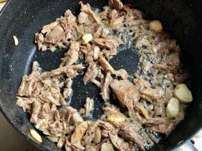 5.放入金枪鱼翻炒一下