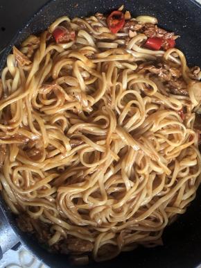 7.加入煮好的面翻炒半分钟