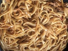 7.加入煮好的面翻炒半分钟