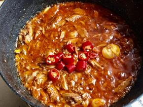 6.放入耗油和番茄酱再放入三勺水，加入辣椒段，翻炒半分钟