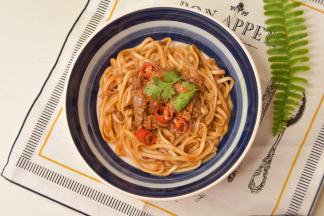 8.面条裹满酱汁非常浓郁。番茄和金枪鱼是非常好的搭配~最后点缀一点绿色就可以上桌啦。