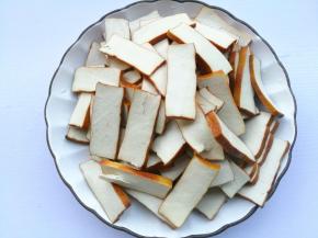 香干切薄片。