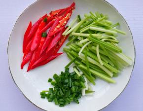 芹菜洗净切断，红椒切条，葱蒜切末。