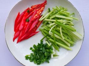 芹菜洗净切断，红椒切条，葱蒜切末。