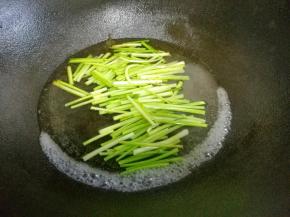 锅中水烧开加适量盐放入芹菜煮一分钟捞出沥干。