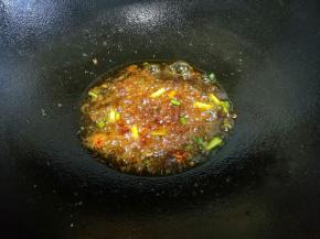 热锅热油，蒜末、葱白加一勺豆瓣酱炒出红油。