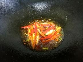 加红椒翻炒。