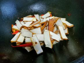 放香干炒一分钟。